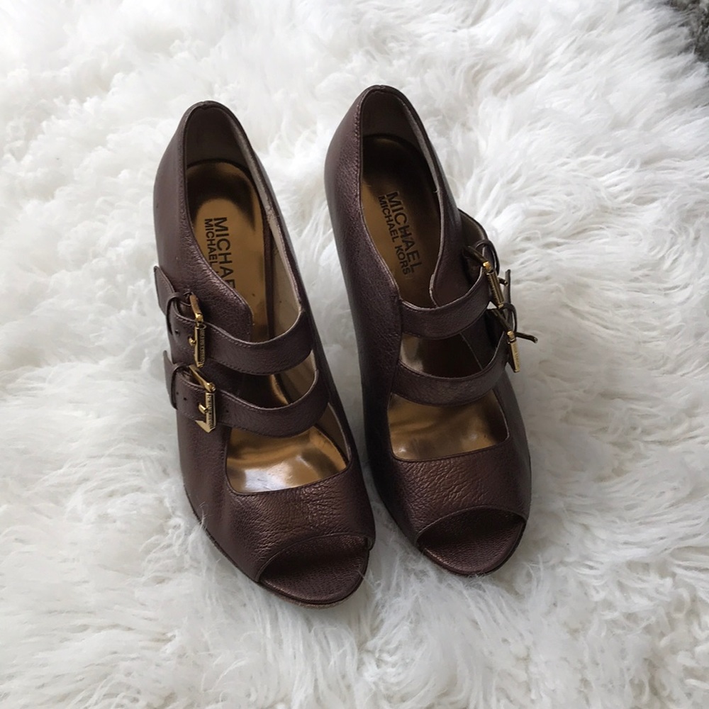 NWOT Micheal Kors Buckle Pump